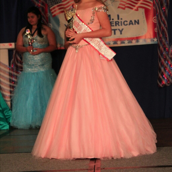 Terani Couture - Picture 1 of 3